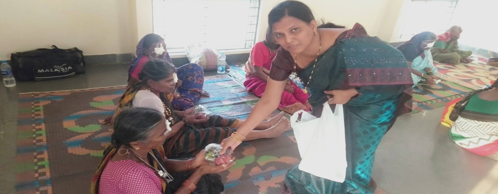 https://1ngo.sgp1.digitaloceanspaces.com/media/mdct/Distributing snacks to operated women.png